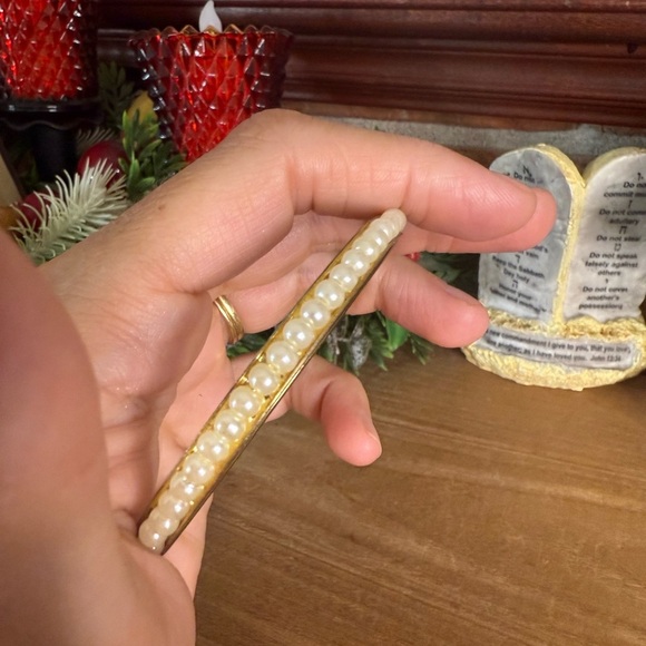 Vintage 1984 Elegant Pearl Bangle Bracelet - Picture 6 of 9